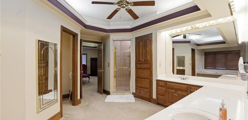 71 The Woodlands Drive, Gladstone, MO 64119