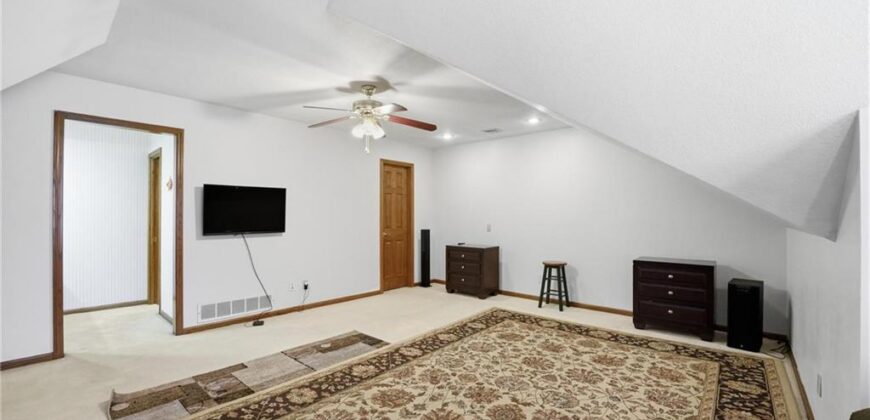 71 The Woodlands Drive, Gladstone, MO 64119