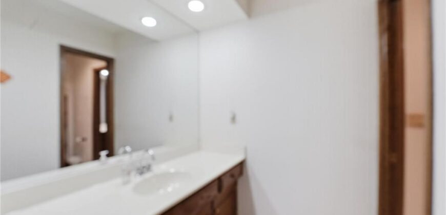 71 The Woodlands Drive, Gladstone, MO 64119