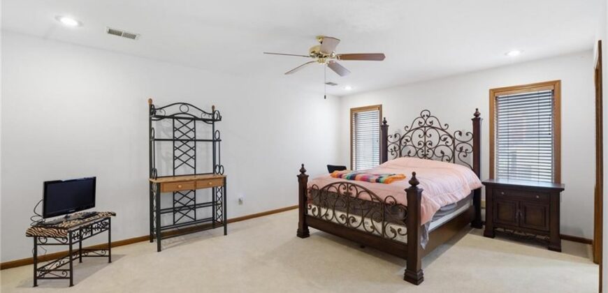 71 The Woodlands Drive, Gladstone, MO 64119