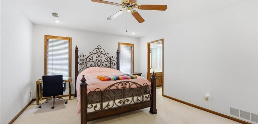 71 The Woodlands Drive, Gladstone, MO 64119