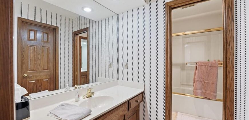 71 The Woodlands Drive, Gladstone, MO 64119