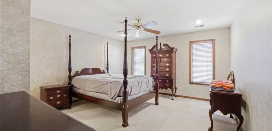 71 The Woodlands Drive, Gladstone, MO 64119
