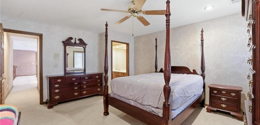 71 The Woodlands Drive, Gladstone, MO 64119