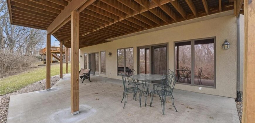 71 The Woodlands Drive, Gladstone, MO 64119