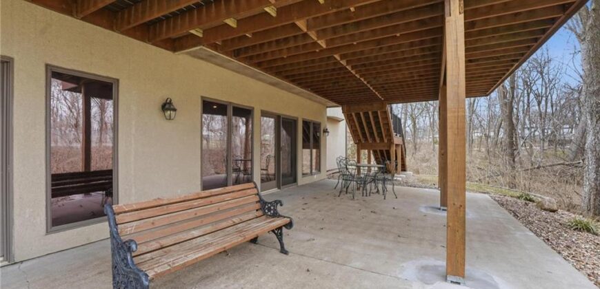 71 The Woodlands Drive, Gladstone, MO 64119
