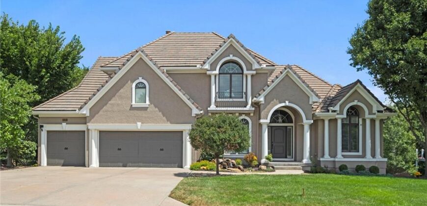 8190 Shoreline Drive, Parkville, MO 64152