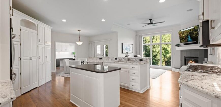 8190 Shoreline Drive, Parkville, MO 64152
