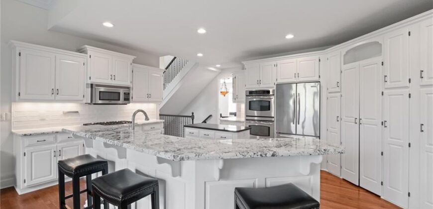 8190 Shoreline Drive, Parkville, MO 64152
