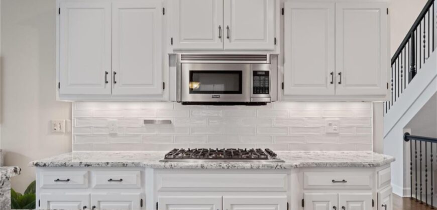 8190 Shoreline Drive, Parkville, MO 64152