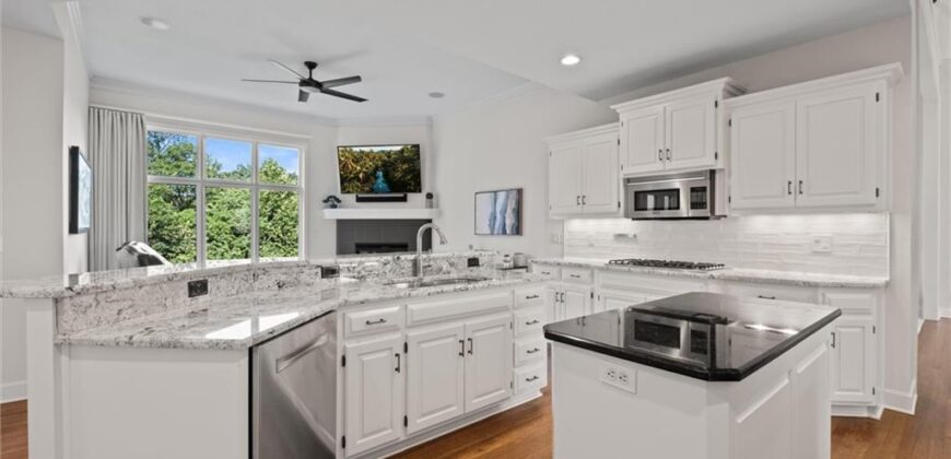 8190 Shoreline Drive, Parkville, MO 64152
