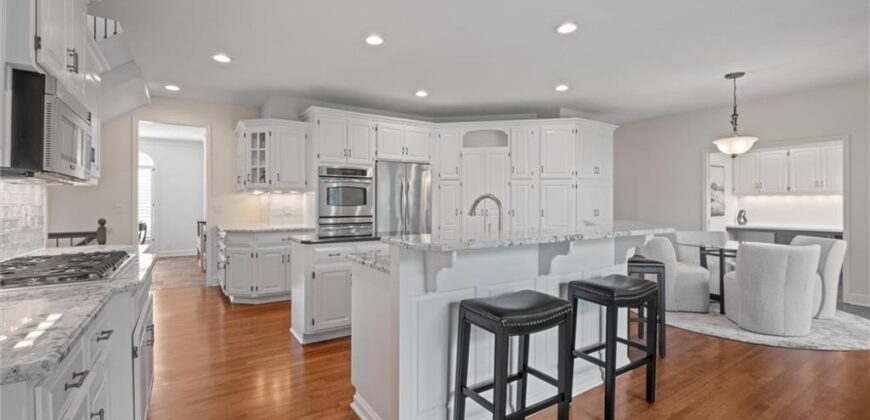 8190 Shoreline Drive, Parkville, MO 64152