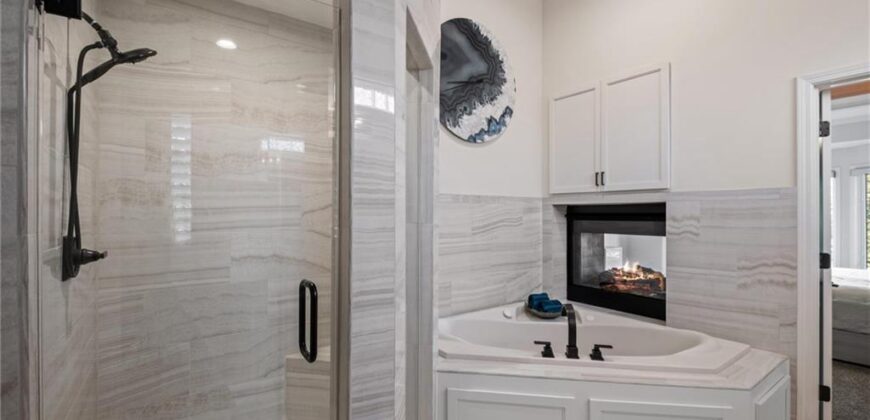 8190 Shoreline Drive, Parkville, MO 64152