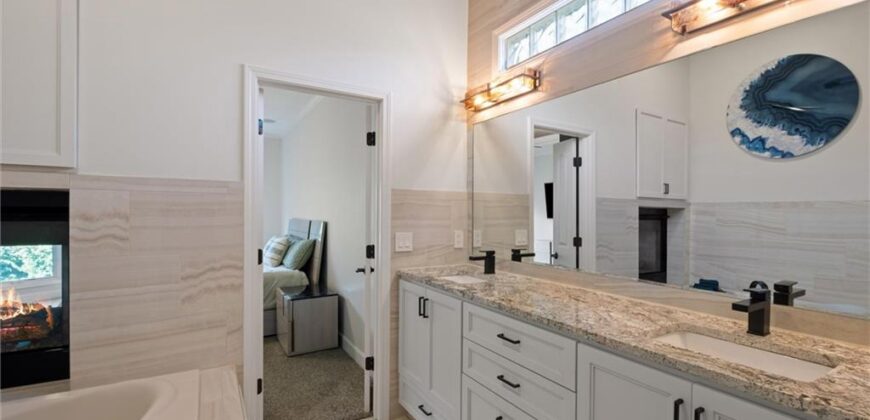 8190 Shoreline Drive, Parkville, MO 64152