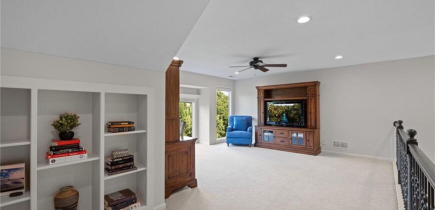 8190 Shoreline Drive, Parkville, MO 64152