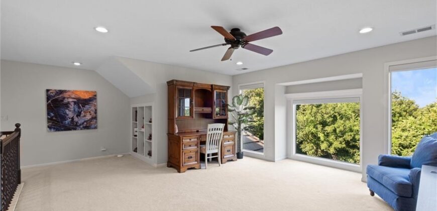8190 Shoreline Drive, Parkville, MO 64152