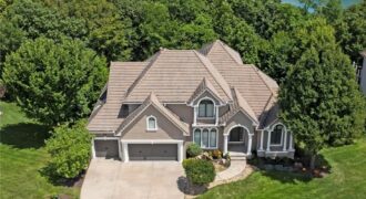 8190 Shoreline Drive, Parkville, MO 64152