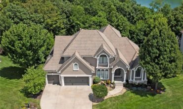 8190 Shoreline Drive, Parkville, MO 64152