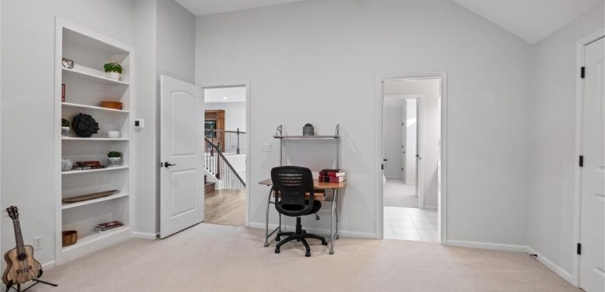 8190 Shoreline Drive, Parkville, MO 64152