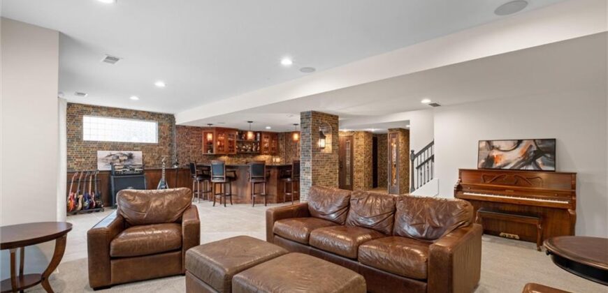 8190 Shoreline Drive, Parkville, MO 64152