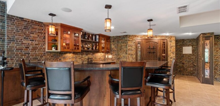 8190 Shoreline Drive, Parkville, MO 64152