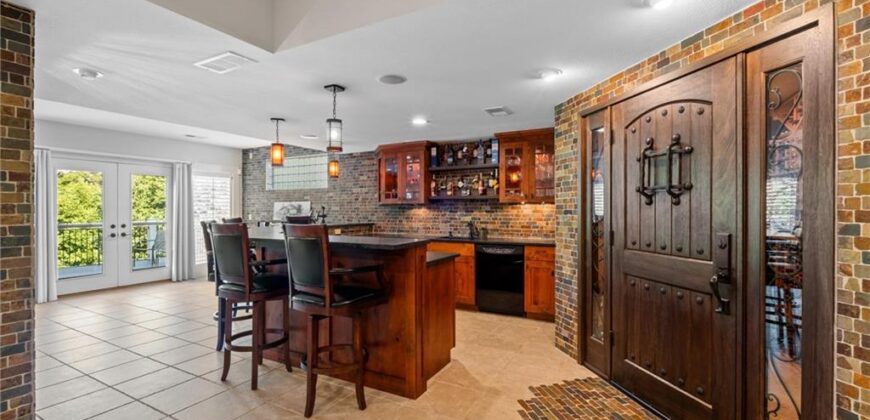 8190 Shoreline Drive, Parkville, MO 64152