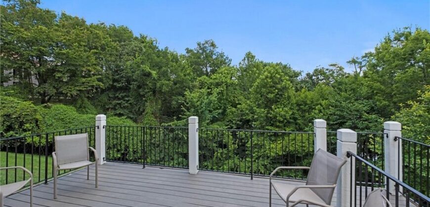8190 Shoreline Drive, Parkville, MO 64152
