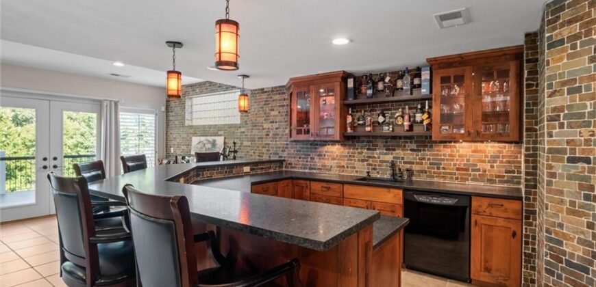 8190 Shoreline Drive, Parkville, MO 64152