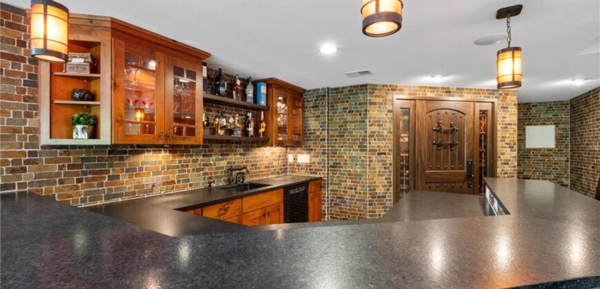 8190 Shoreline Drive, Parkville, MO 64152