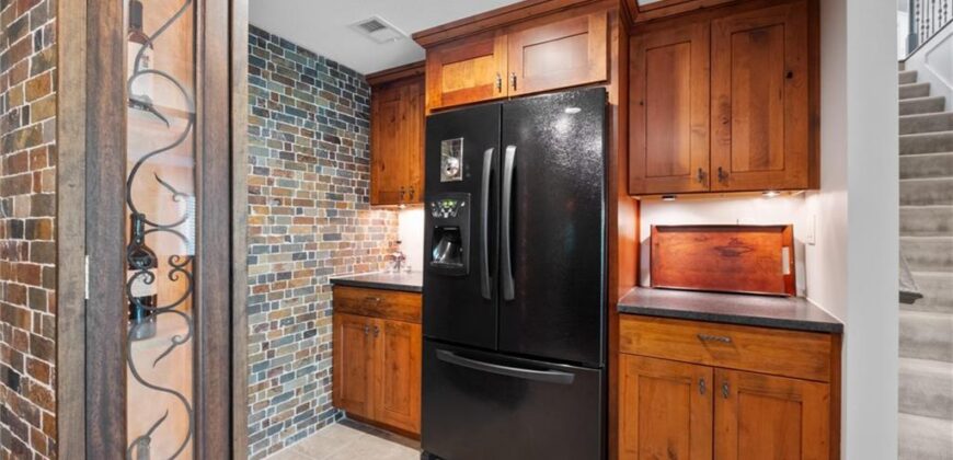 8190 Shoreline Drive, Parkville, MO 64152