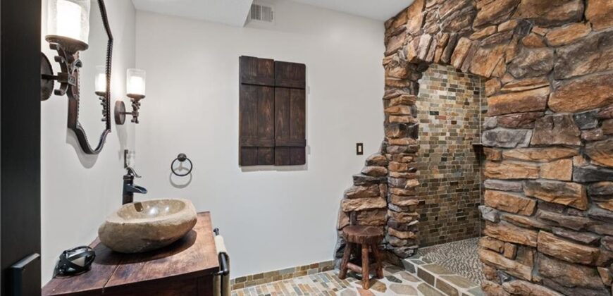 8190 Shoreline Drive, Parkville, MO 64152