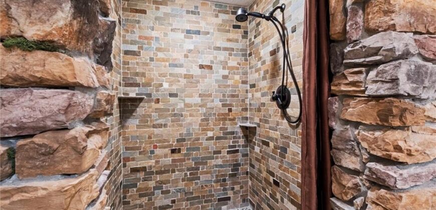 8190 Shoreline Drive, Parkville, MO 64152