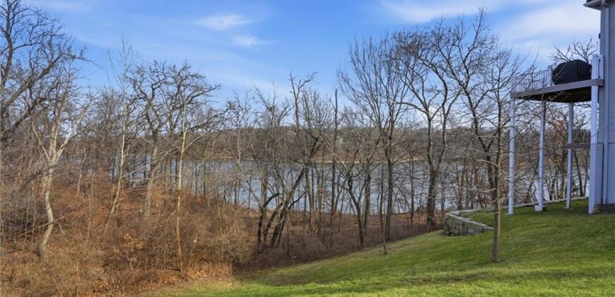 8190 Shoreline Drive, Parkville, MO 64152