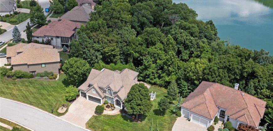 8190 Shoreline Drive, Parkville, MO 64152
