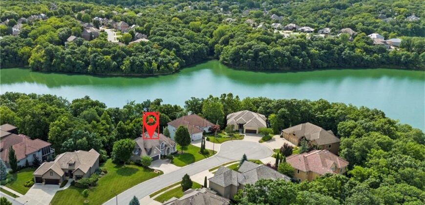 8190 Shoreline Drive, Parkville, MO 64152