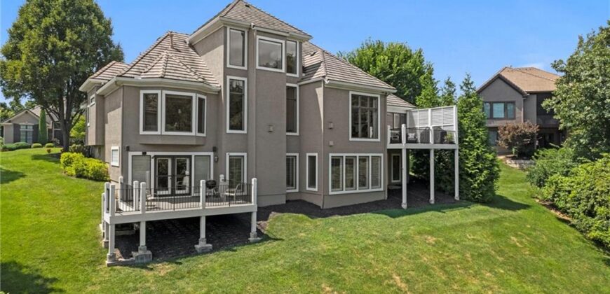 8190 Shoreline Drive, Parkville, MO 64152