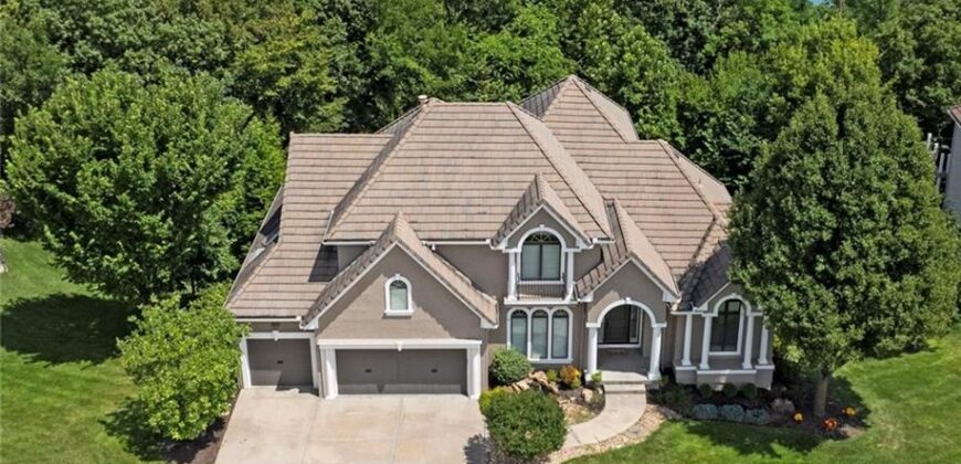 8190 Shoreline Drive, Parkville, MO 64152