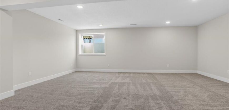 7045 NW Yulich Court, Parkville, MO 64152