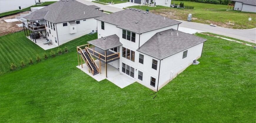 502 Blackhawke Drive, Smithville, MO 64089