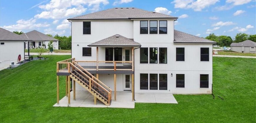 502 Blackhawke Drive, Smithville, MO 64089
