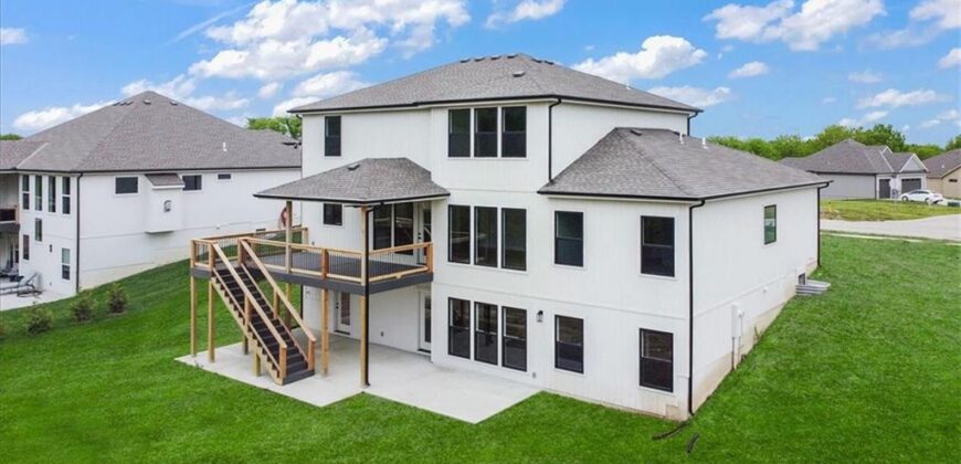 502 Blackhawke Drive, Smithville, MO 64089
