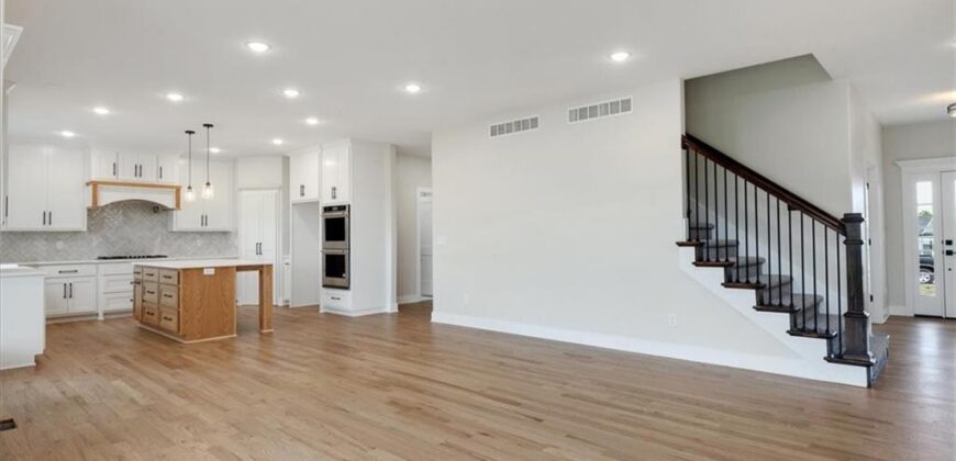 502 Blackhawke Drive, Smithville, MO 64089