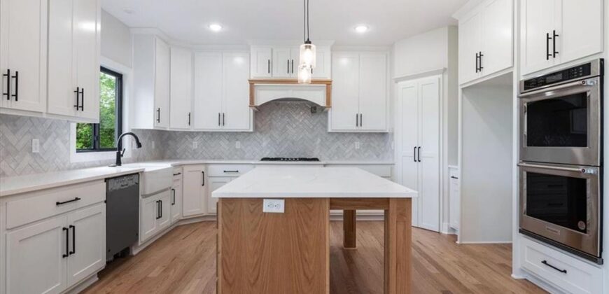 502 Blackhawke Drive, Smithville, MO 64089