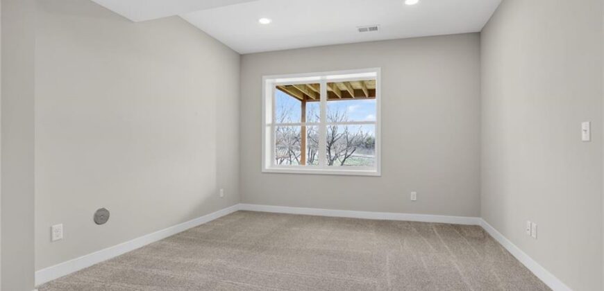 13715 NW 70th Street, Parkville, MO 64152