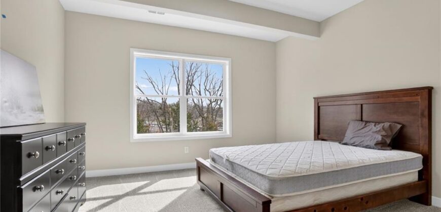13715 NW 70th Street, Parkville, MO 64152