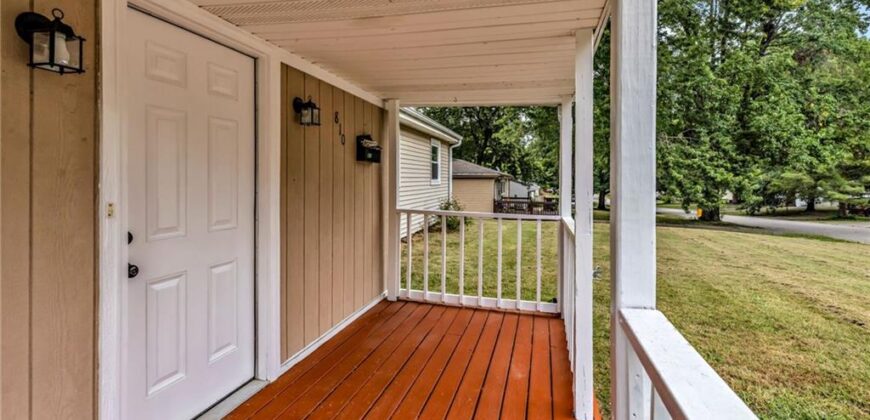 810 NE 62nd Street, Gladstone, MO 64118