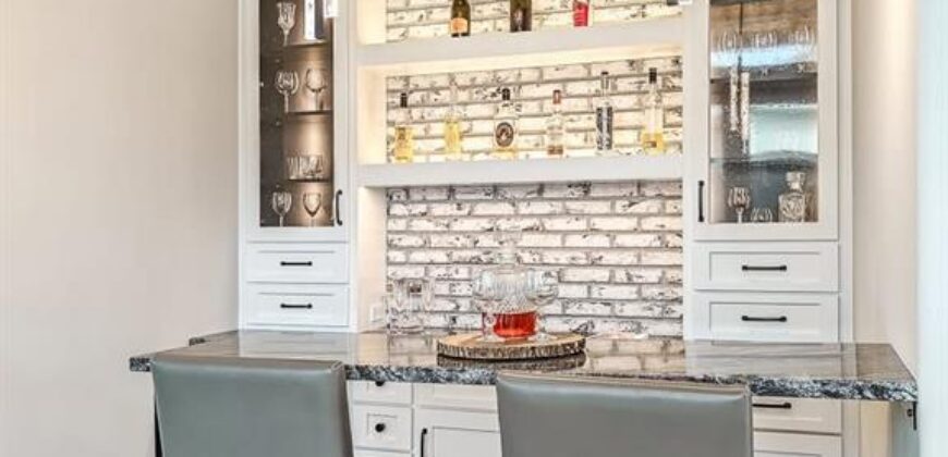 8625 Westridge Court, Parkville, MO 64152