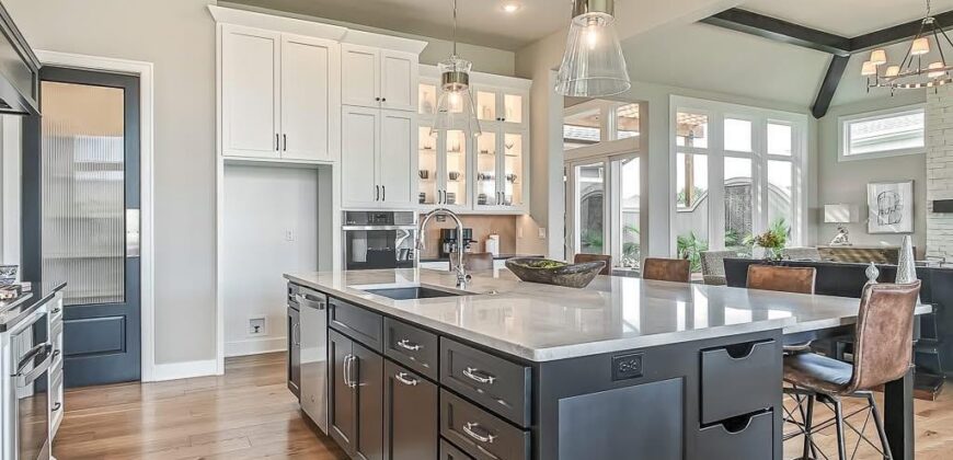 8625 Westridge Court, Parkville, MO 64152