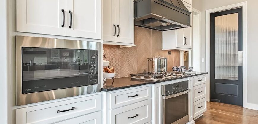 8625 Westridge Court, Parkville, MO 64152