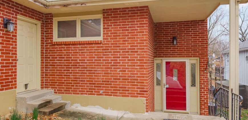 419 NW North Shore Drive, Lake Waukomis, MO 64151